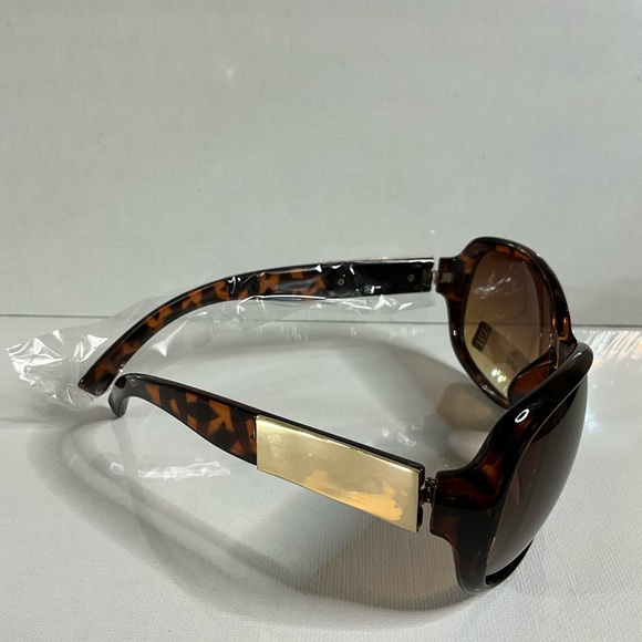 Chic Tortoise Shell Sunglasses - Picture 2 of 5